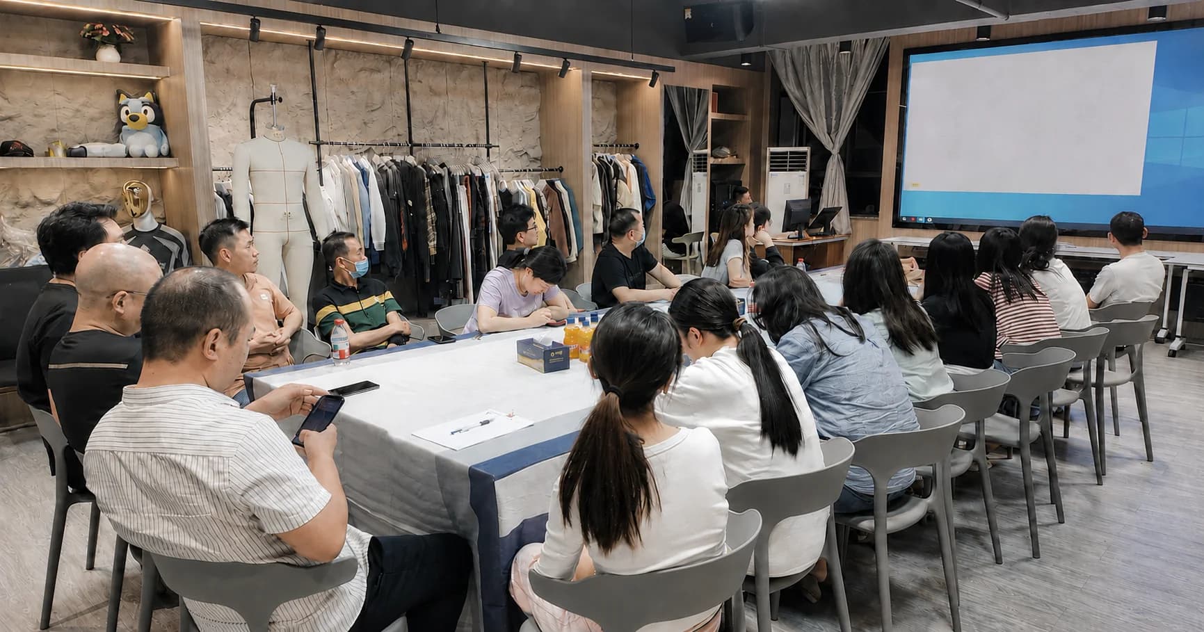 KAOUYOU merchandising, development and production teams coordinating a garment project