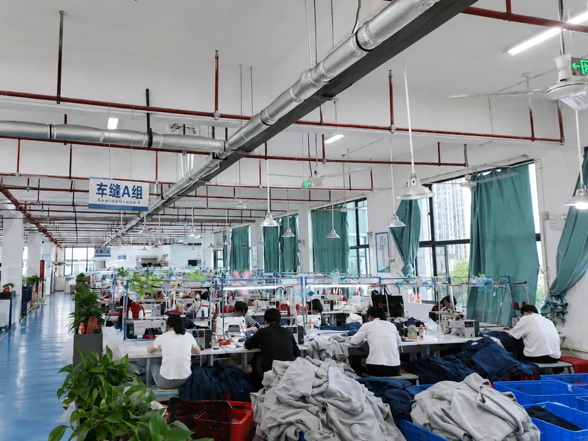 KAOUYOU streetwear production floor with sewing lines