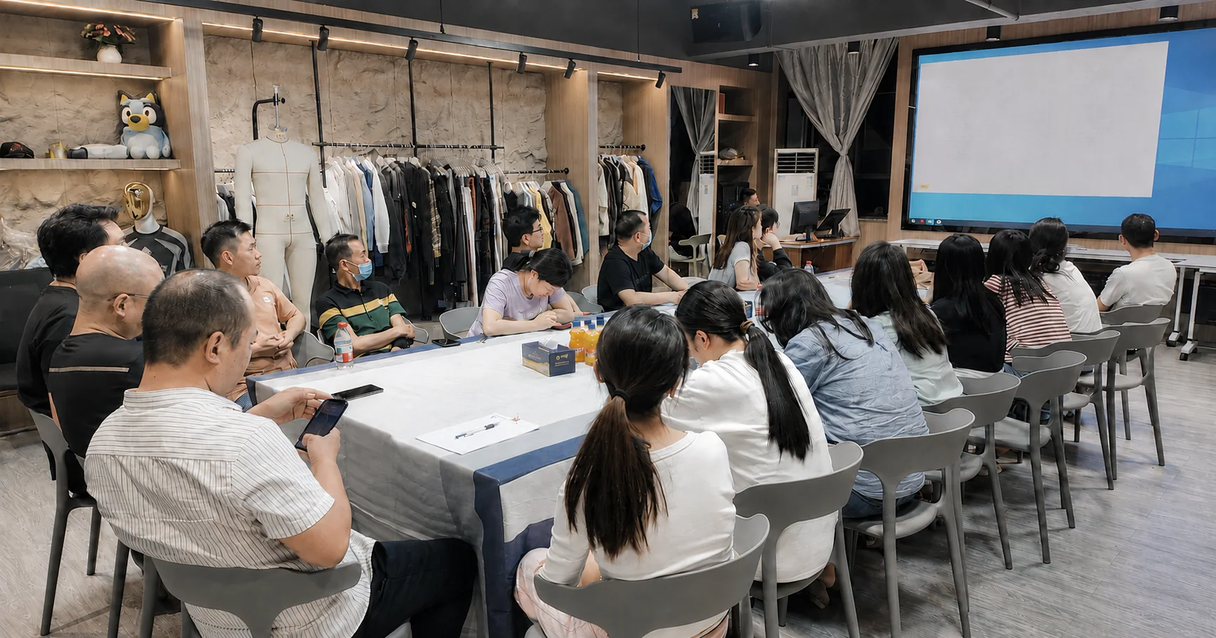 KAOUYOU merchandising, development and production teams coordinating a garment project